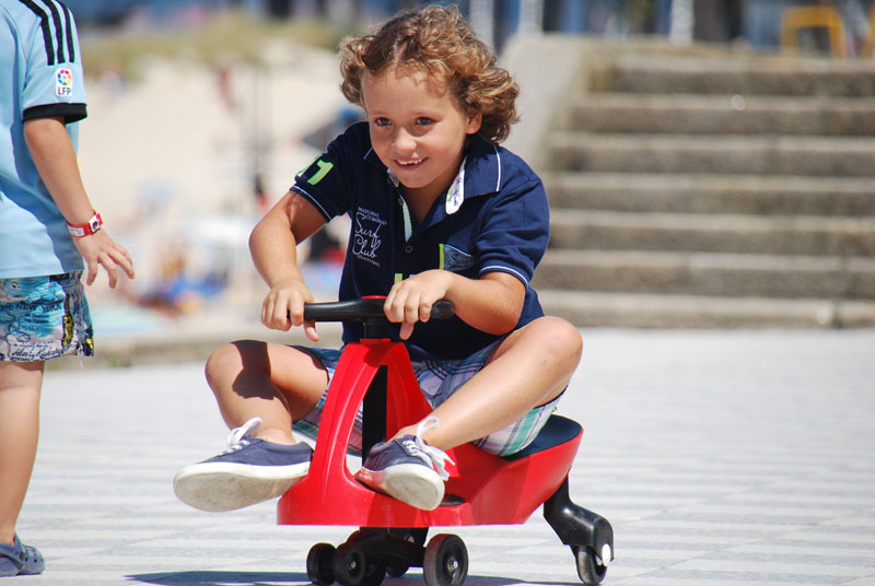 Cuando los niños se montan en un Didicar ya no quieren bajar. Sin pilas y sin baterías aguantan el ritmo de diversión y de disfrute de los niños. Diviértete viendo como juegan